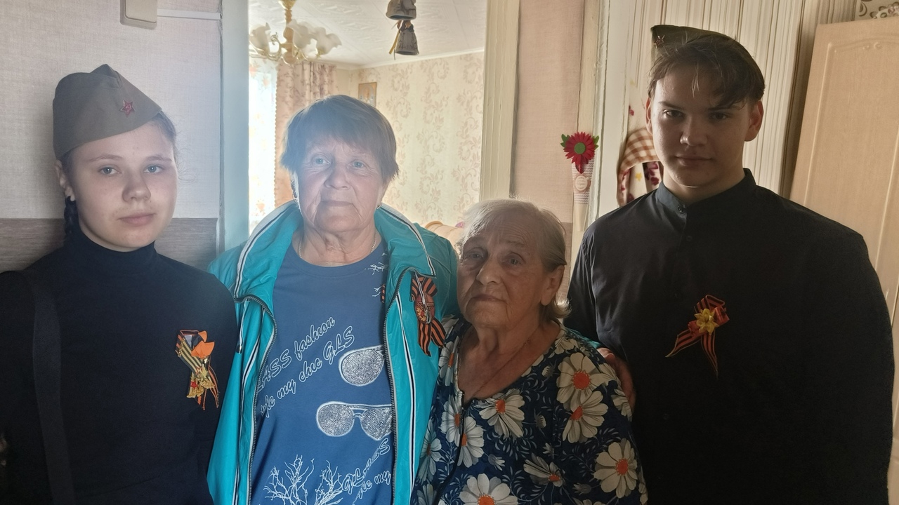 Волонтеры отряда &quot;Новое поколение&quot;, активисты Движения первых поздравили детей войны с наступающим праздником!.