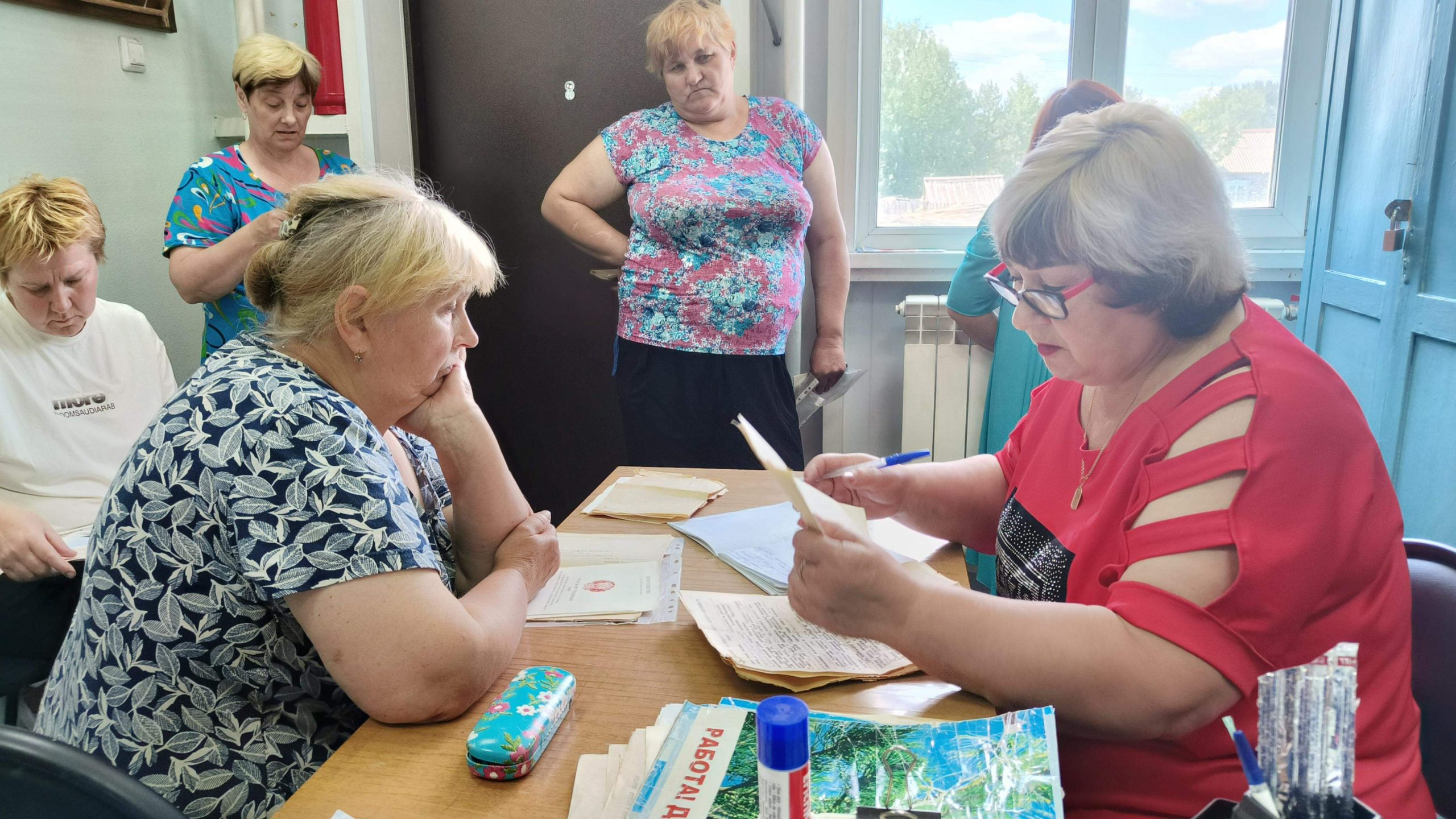 Администрация поселения проводит работу:.